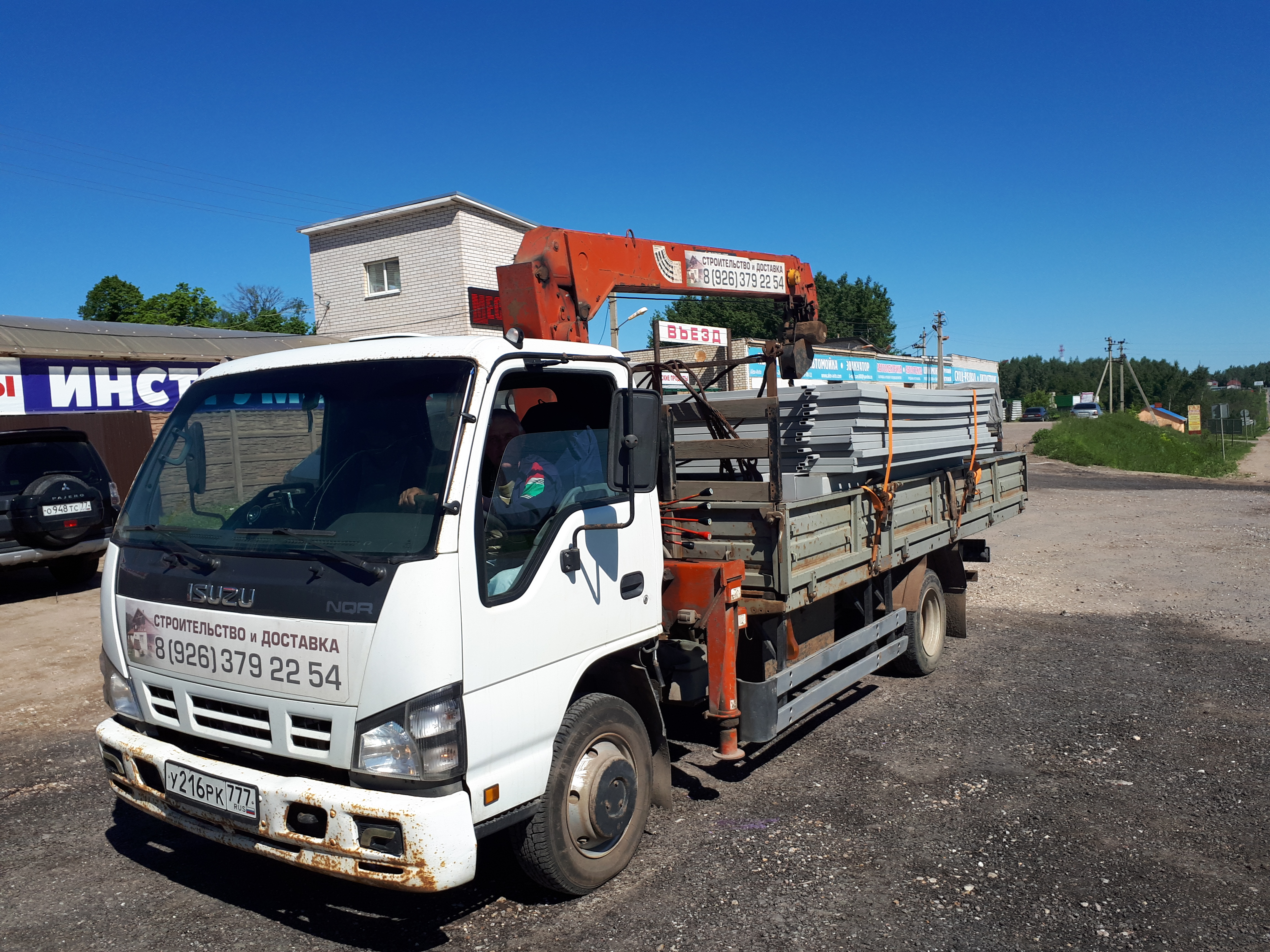 Доставка грузов низкорамным манипулятором