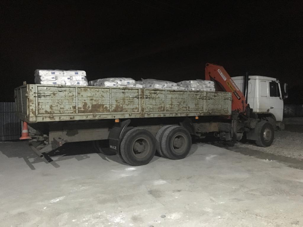 Бортовой манипулятор грузоперевозки