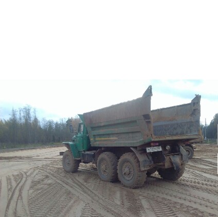 Самосвал повышенной проходимости ищет работу.