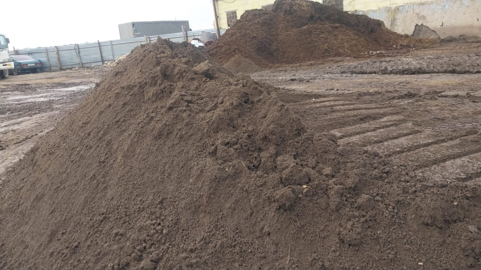 Самасвал 20 кубов. Песок щебень грунт земля.