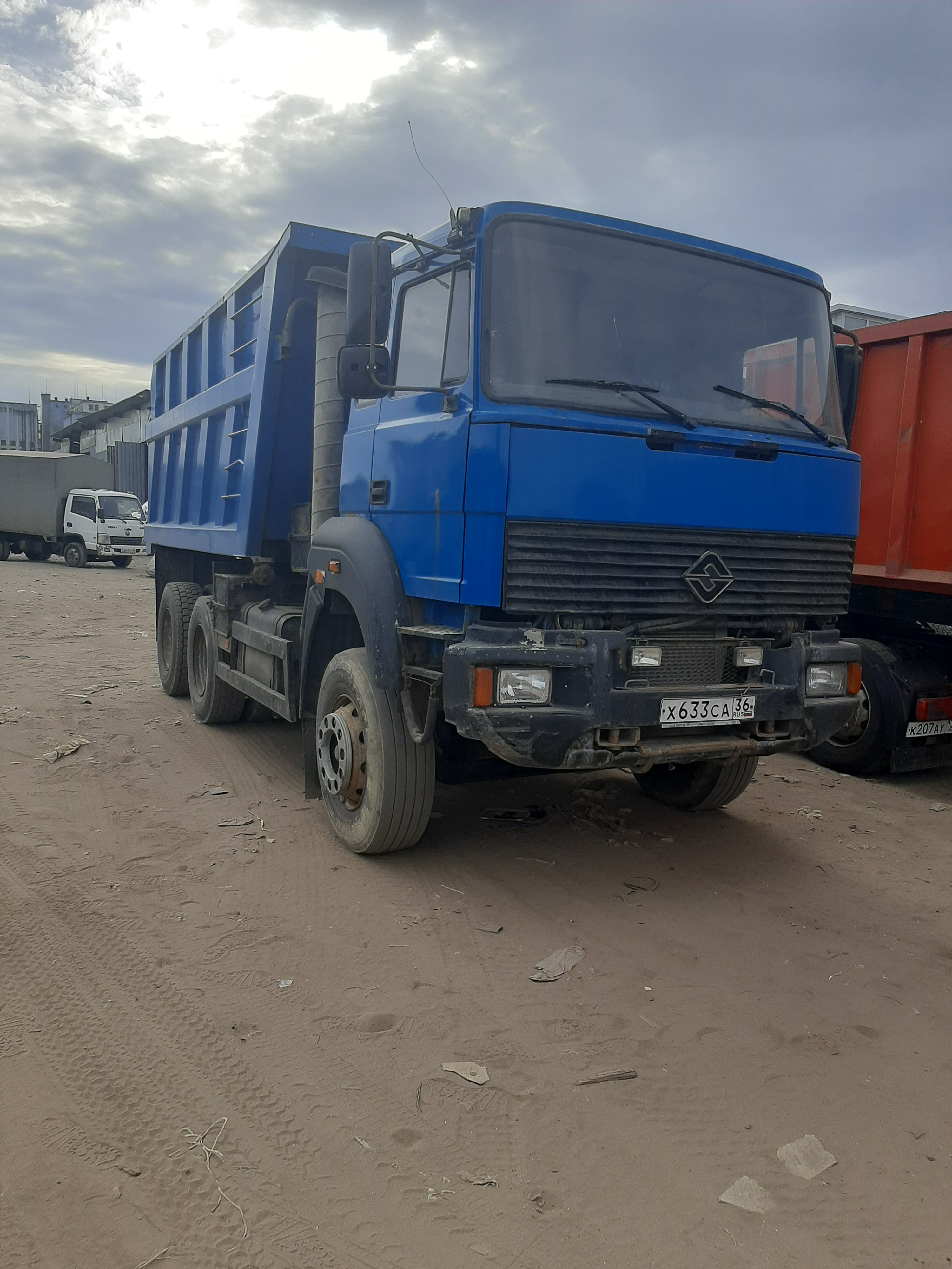 Самосвал свободный в аренду. Перевозка материалов.