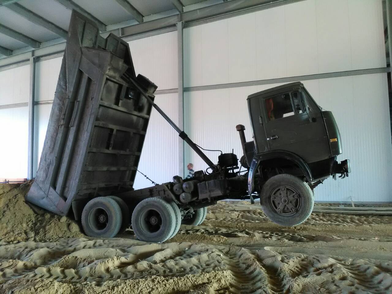 Услуги самосвала. Аренда. Щебень, песок, грунт