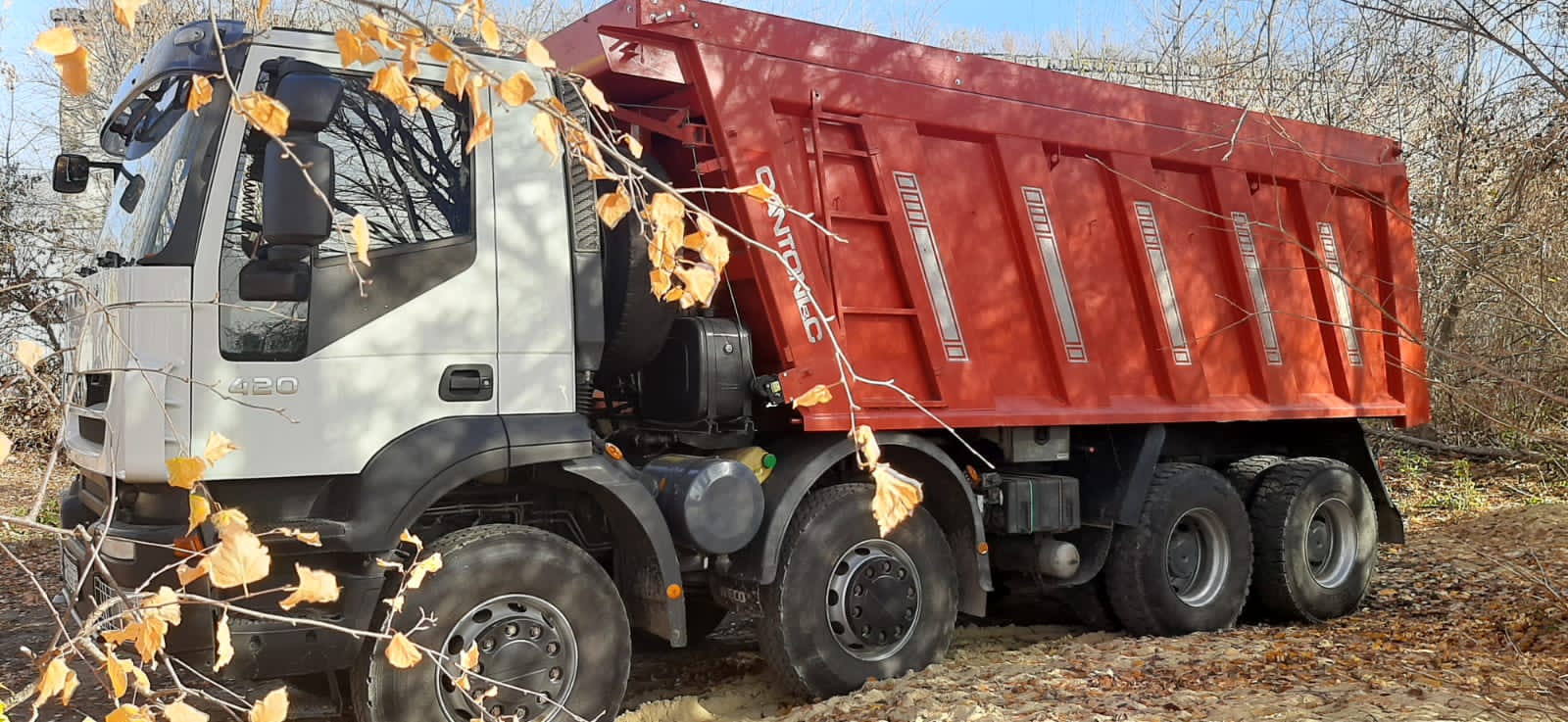 Доставка сыпучих материалов самосвалом.