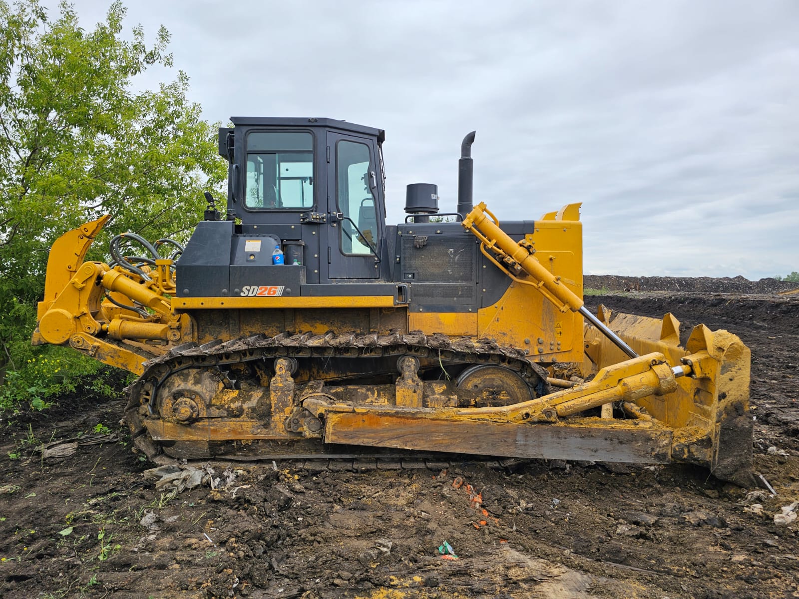 Сдается бульдозер с опытным машинистом.