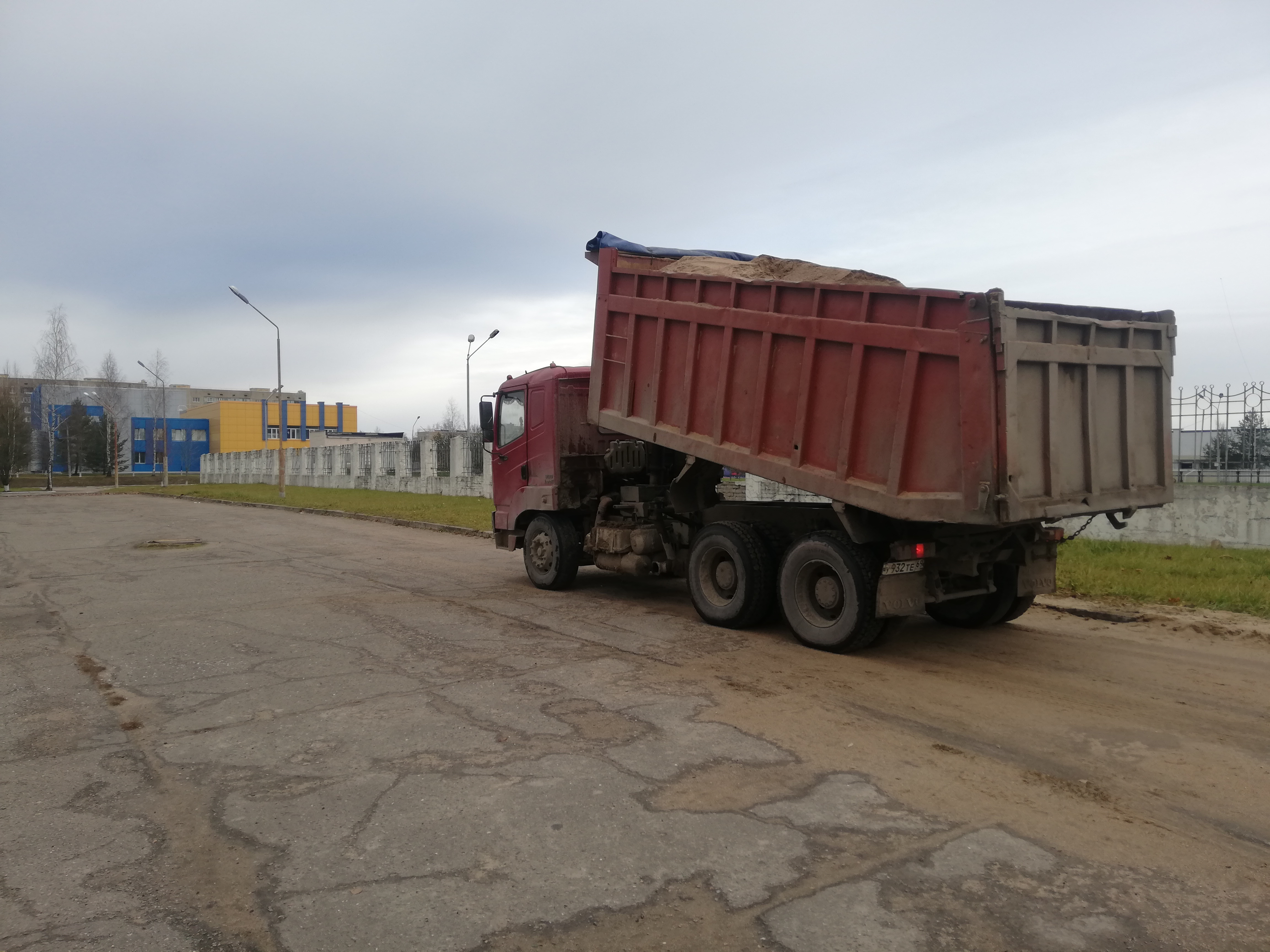 Самосвал 20 кубов аренда. Перевозка 25 тонн.