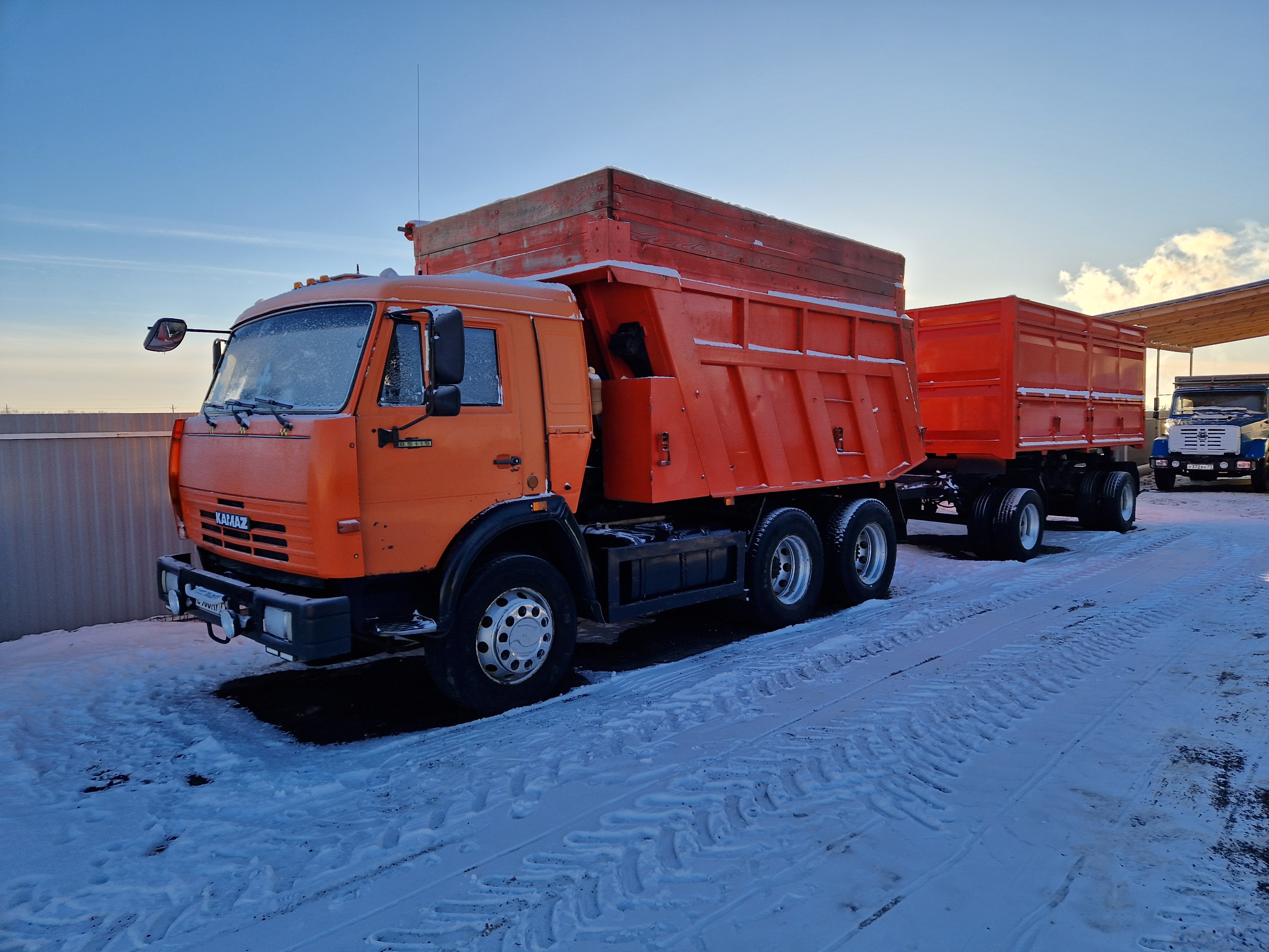 Грузоперевозки на самосвале с прицепом.
