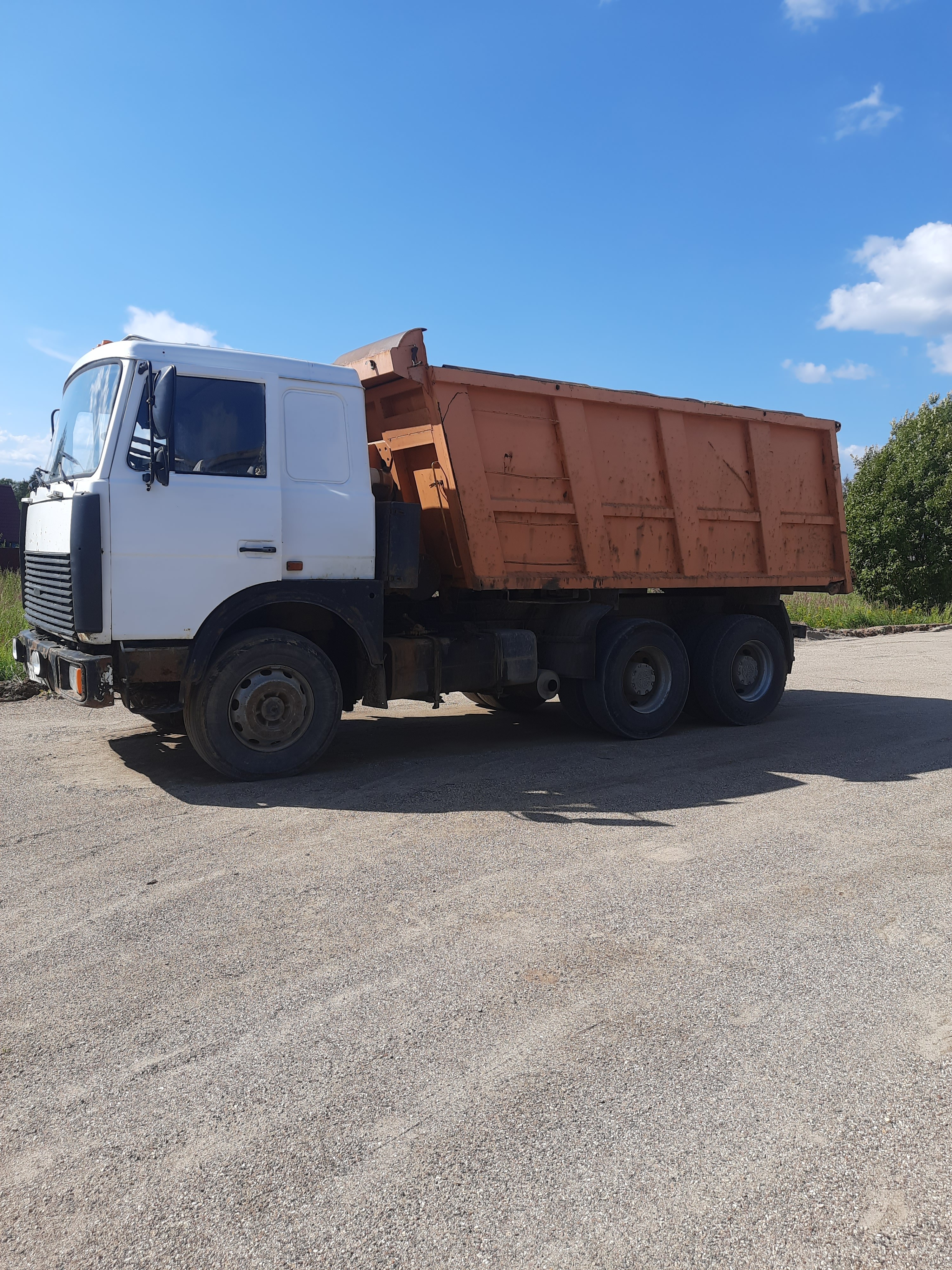 Аренда самосвала. Перевозка сыпучих грузов.