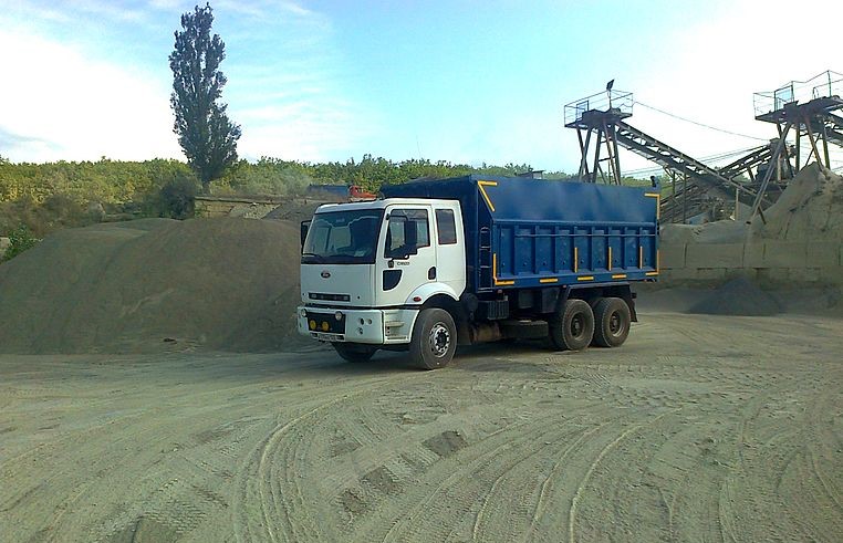 Доставка щебня, песка, глины, тырсы