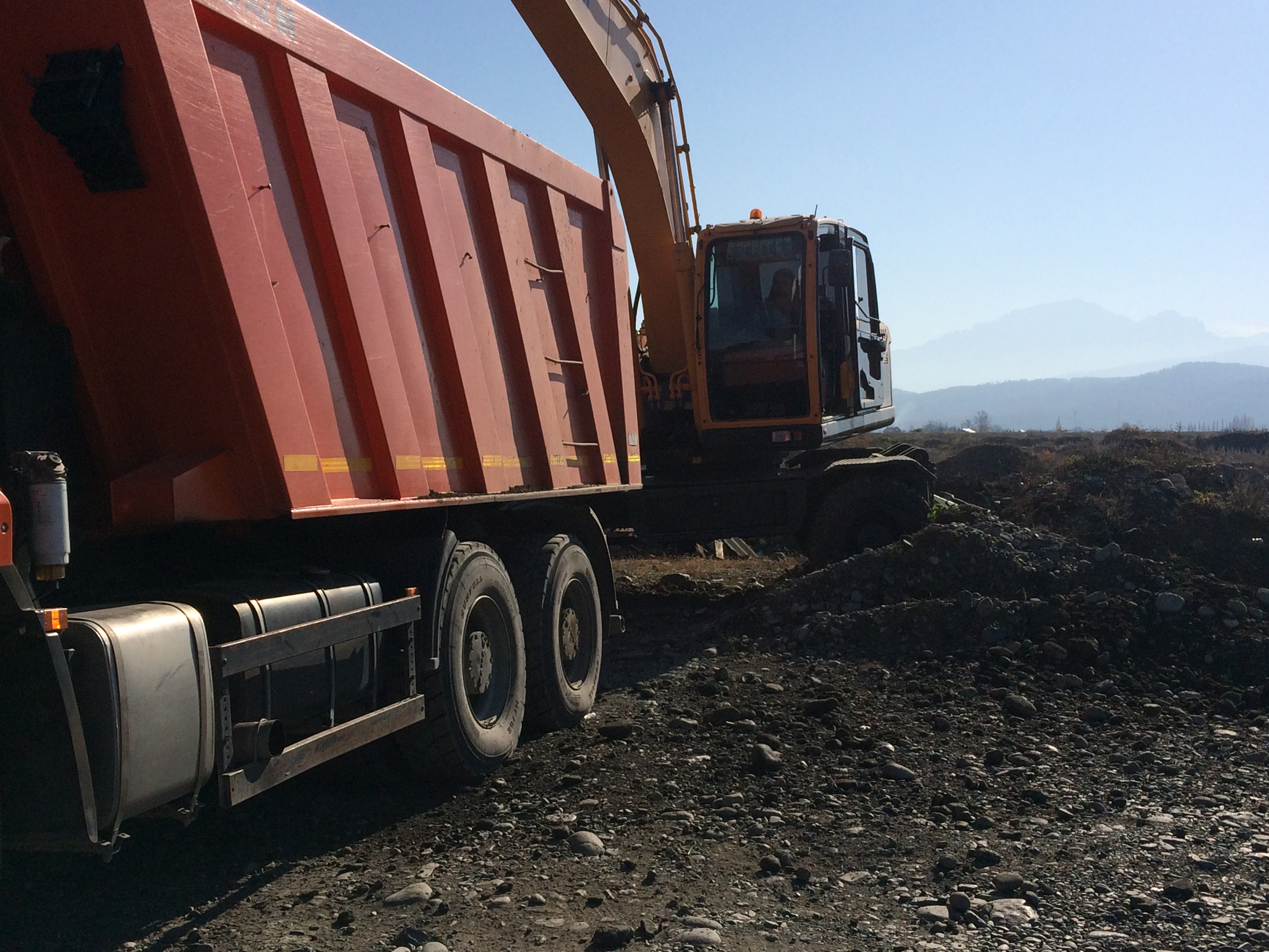 Услуги самосвала и Эксковатора-погрузчика