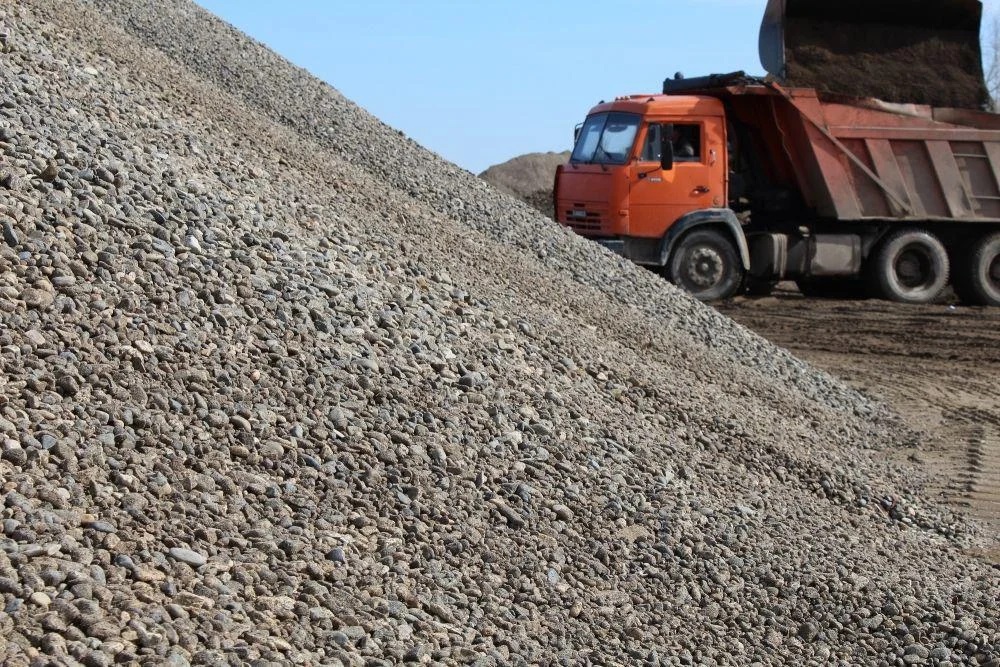 Доставка сыпучих материалов самосвалом.