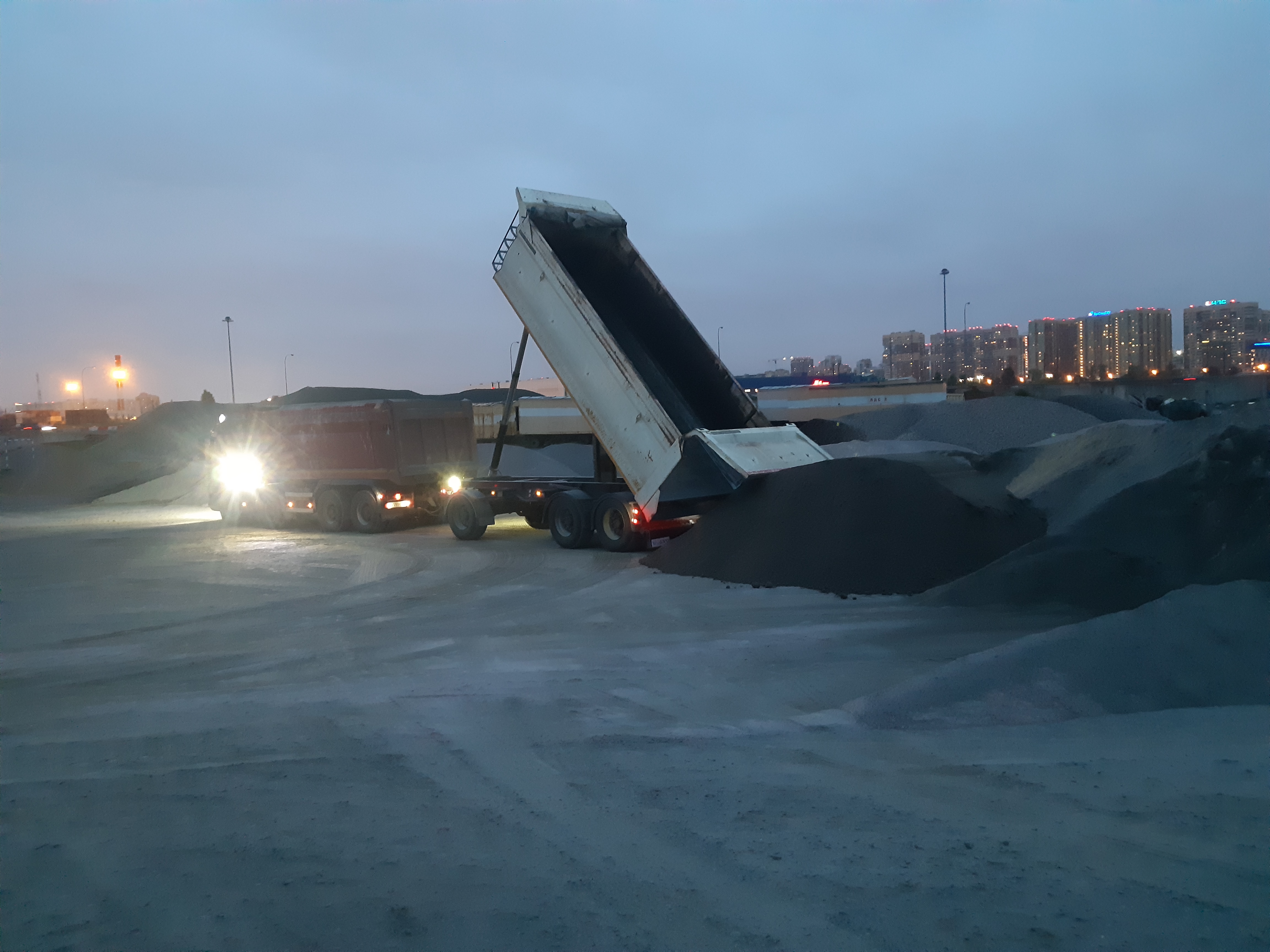 Самосвалы: песок, щебень- заказ.