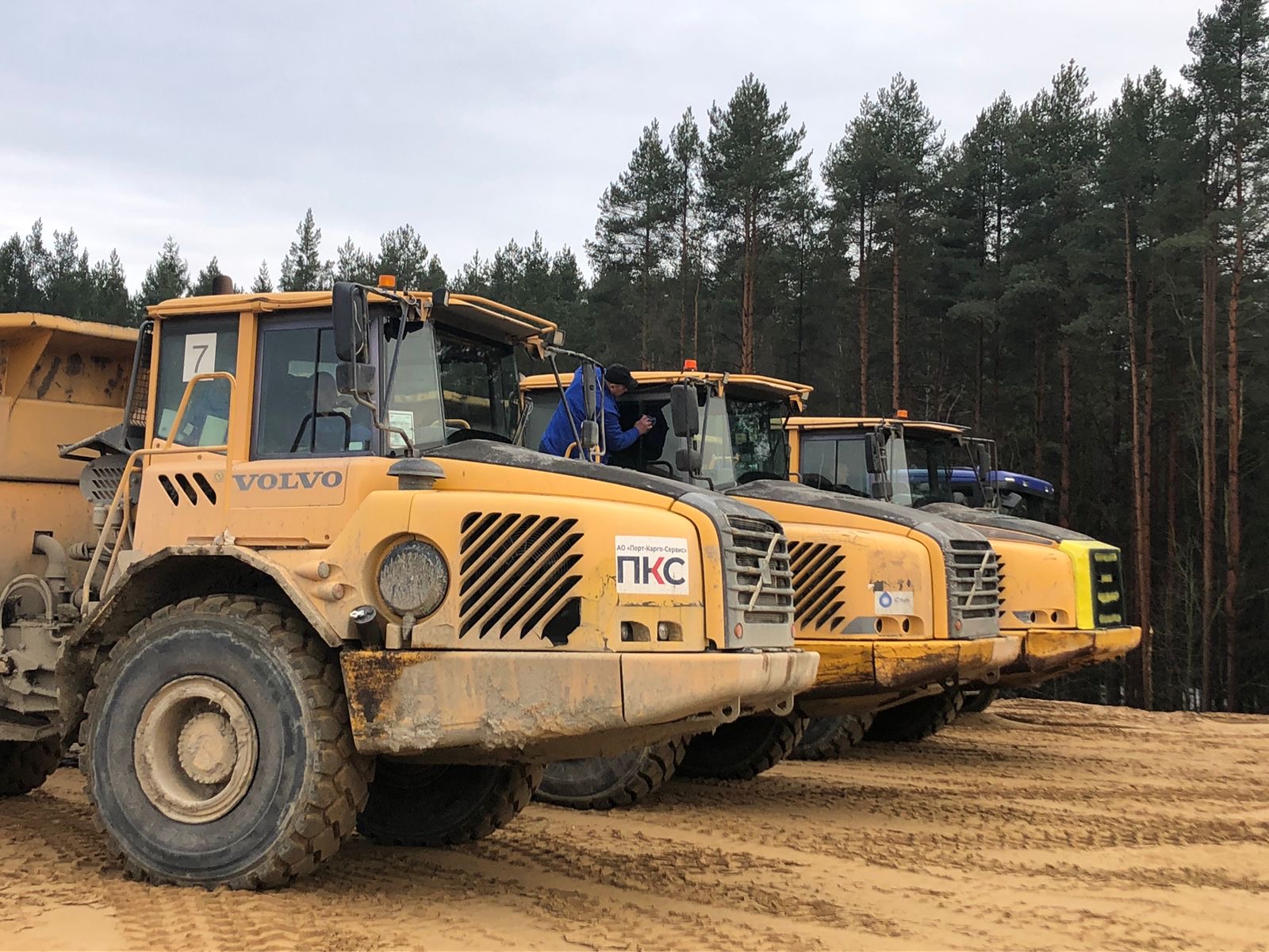 Свободны самосвалы вездеходы и думпера