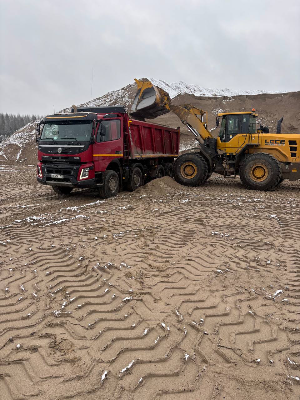 Самосвал VOLVO 8x4. Перевозка сыпучих грузов