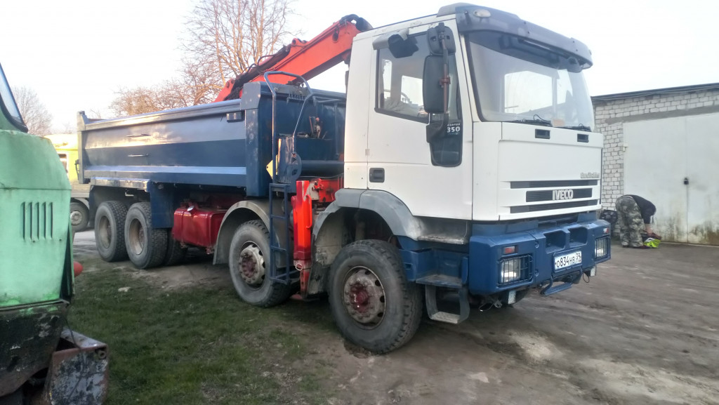 Самосвал манипулятор с грейферным ковшом