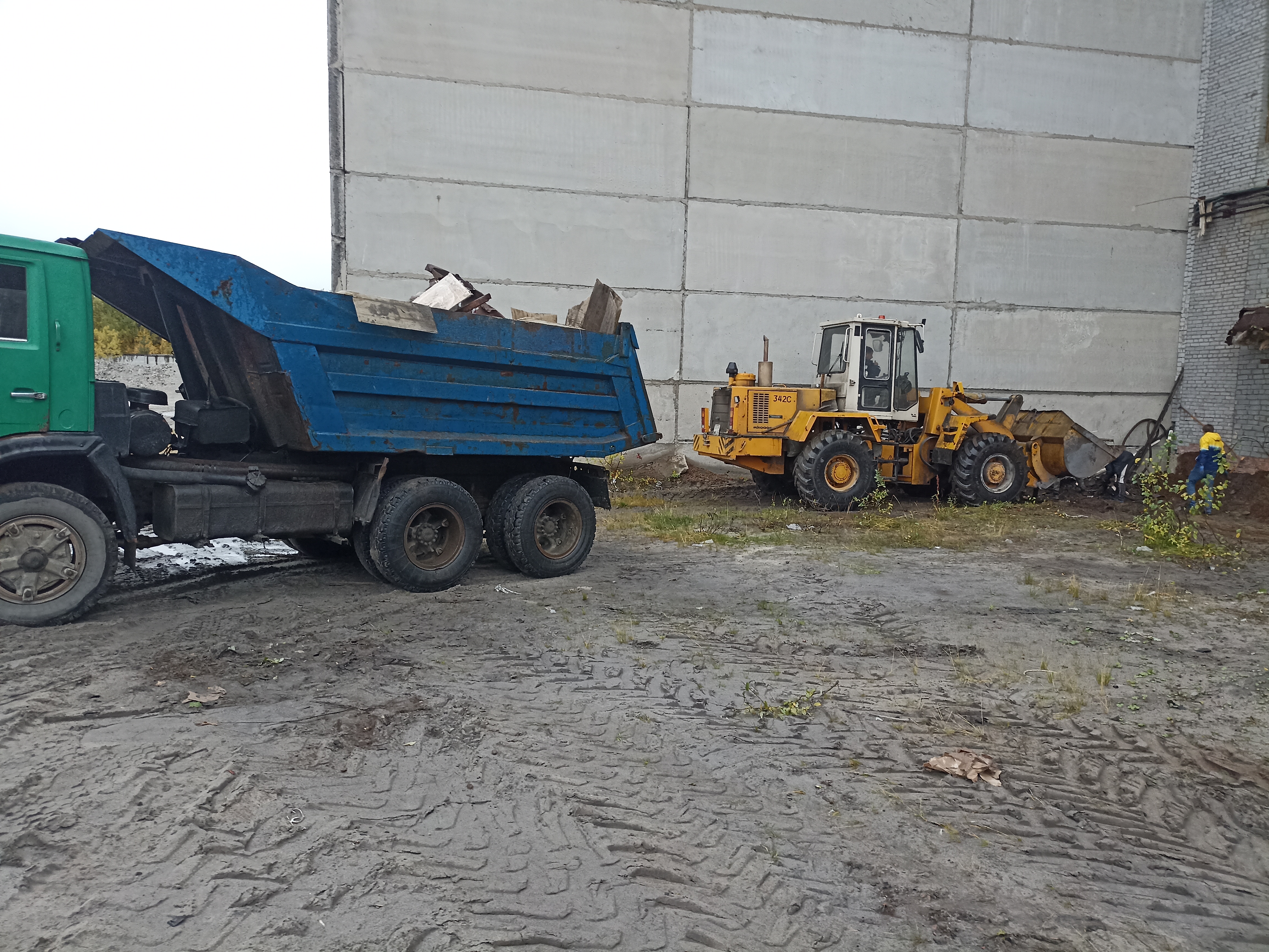 Самосвал 10 кубов услуги. Перевозка 8 тонн.